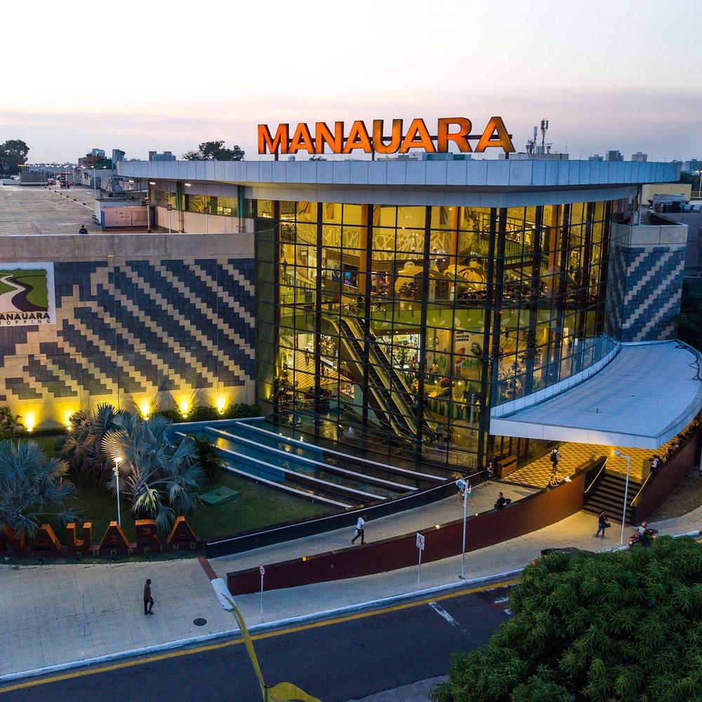 Fachada do Manauara Shopping, em Manaus, ao entardecer.